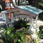 A pretty water feature on the grounds at the Yasaka shrine in Gion, Kyoto by facemadeup.com