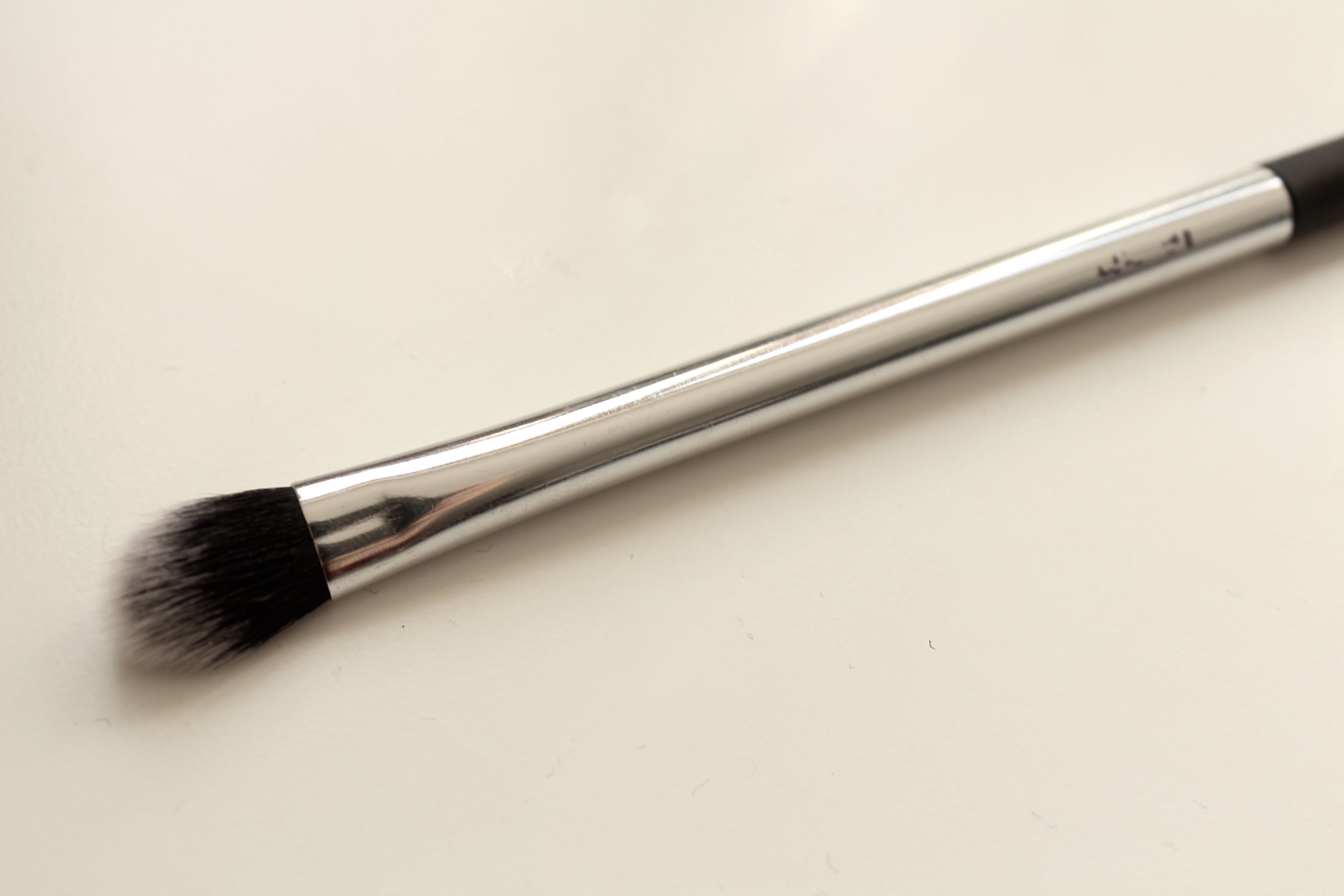 Best 7 Makeup Brushes for Smaller Eyes - Real Techniques Base Shadow Brush by Face Made up
