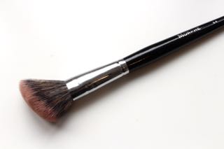 Morphe E4 Angled Contour Brush review by facemadeup